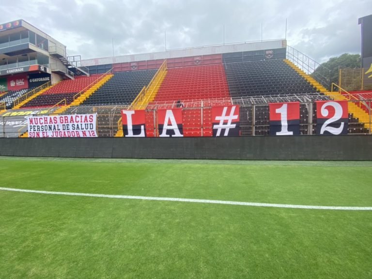 El mensaje de la barra de Alajuelense para todos los que trabajan en los hospitales y en las áreas de salud