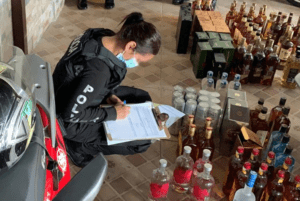 PCF allana vivienda por presunta distribución de licores de contrabando