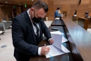 Dolanescu presenta proyecto para que el Gobierno no pueda aumentar impuesto selectivo de consumo