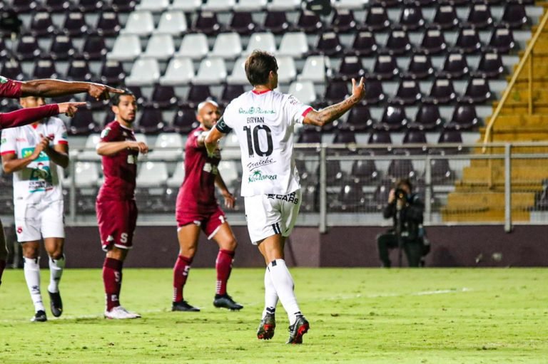 Bryan Ruiz habla sin tapujos y confiesa que pusieron en riesgo todo lo bueno de la temporada