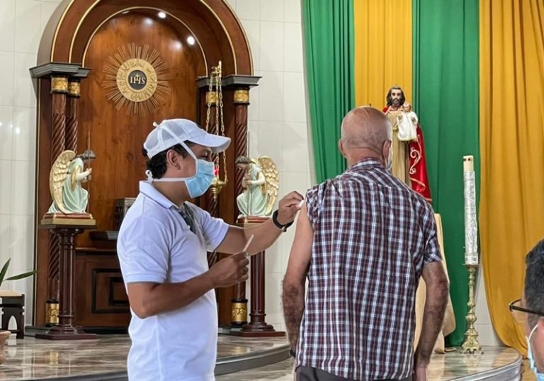 Vacunación extramuros contra covid-19 sigue este sábado en templos, salones, parroquiales y otros puntos