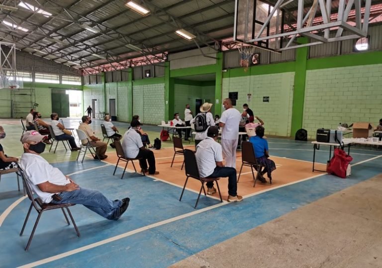 CCSS pretende llevar más vacunatorios fuera de sus instalaciones siempre que las condiciones de la comunidad lo permitan