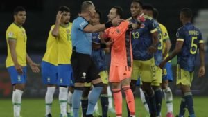 (VIDEO) La Copa América está que arde: Conmebol aclara que el árbitro Néstor Pitana acertó con no anular el gol del empate para Brasil