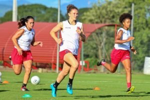 Jennie Lakip se declara impresionada por las instalaciones de Alajuelense