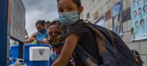 Concentración de poder, violencia y protección social ineficiente limitan el desarrollo humano en América Latina