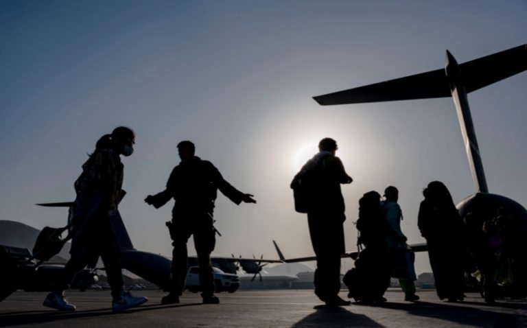 Aliados intensifican evacuaciones de Kabul por fecha límite de EE.UU.