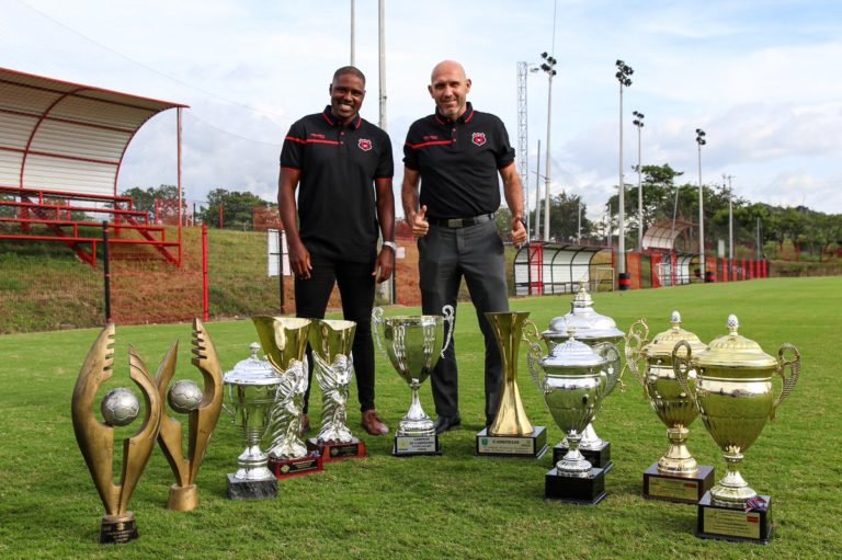 Dos leyendas rojinegras asumen la dirección técnica de Alajuelense