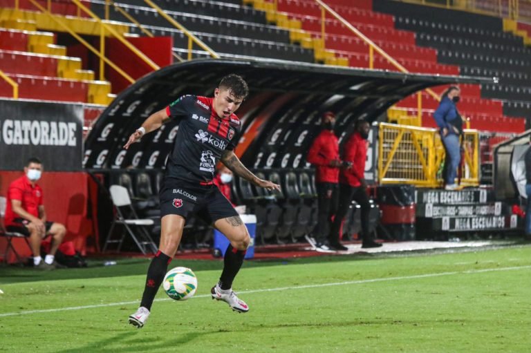 Fernán Faerron habló en el terreno de juego con un gran rendimiento para poner en ruta la goleada ante Herediano