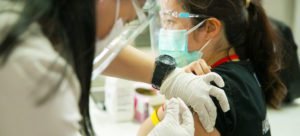 OMS: Dosis de refuerzo de vacunas contra COVID-19 es dar chalecos salvavidas a quienes ya tienen y dejar ahogarse a los demás