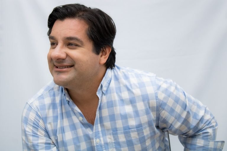 Mena reta a candidatos presidenciales a publicar sus atestados y su historia de vida