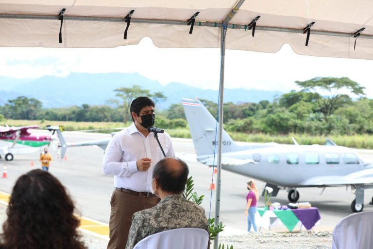 Alvarado entrega nueva pista de aterrizaje en Quepos