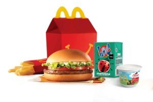 Arcos Dorados anuncia que para 2025 completará la transición hacia juguetes 100% sustentables en la Cajita Feliz