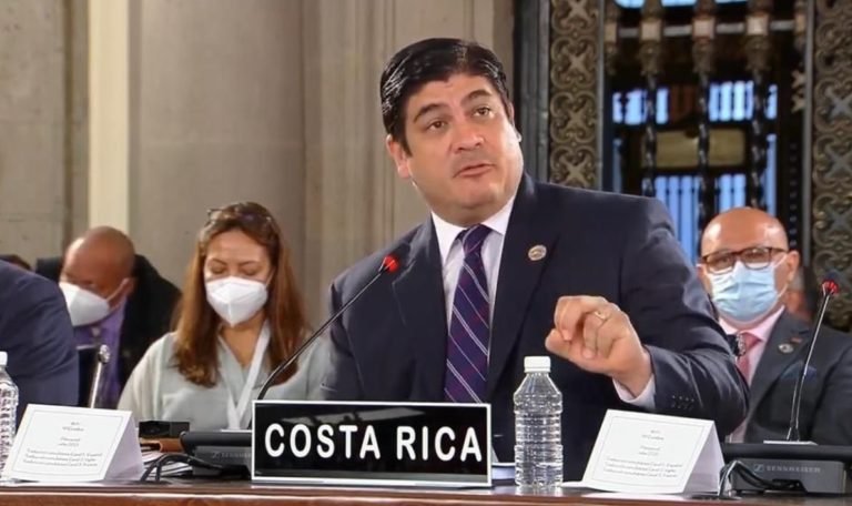 Carlos Alvarado, que condecoró a dictadura cubana, hoy critica las “dictaduras y la tiranía”