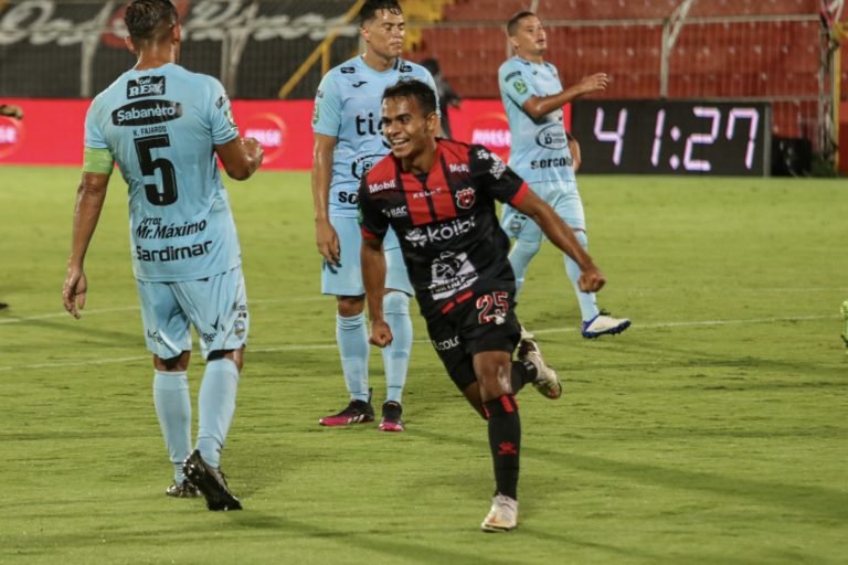 Alajuelense vuelve al triunfo de la mano de los más jóvenes