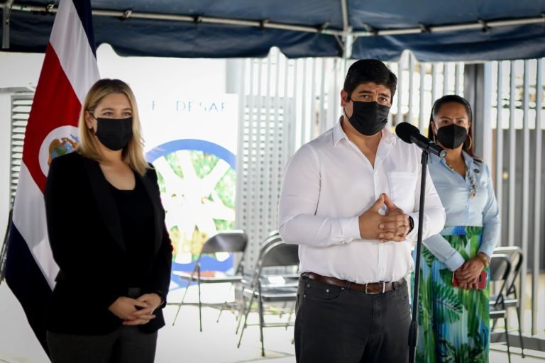 Alvarado afirma que rebajo del marchamo pone en riesgo la agenda del FMI