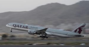 Los talibanes autorizan un vuelo con estadounidenses desde Kabul