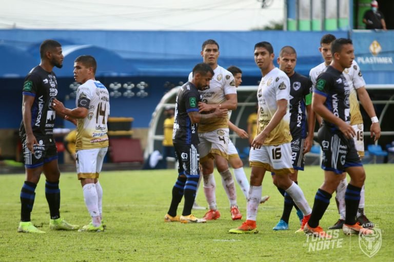 San Carlos terminó como su técnico ante la remontada de Grecia: de rodillas