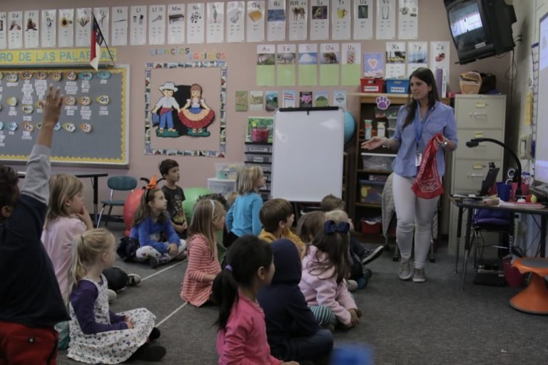 Programa en los Estados Unidos ofrece trabajo temporal para docentes ticos que hablen inglés