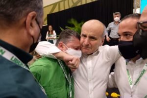 Figueres llora abrazado a alcalde de Desamparados al ceder espacio a dirigente de Johnny Araya