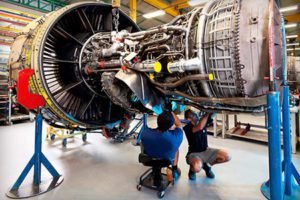 Jóvenes de escasos recursos se gradúan del primer programa de Educación Dual en Asistencia en  Mantenimiento Aeronáutico