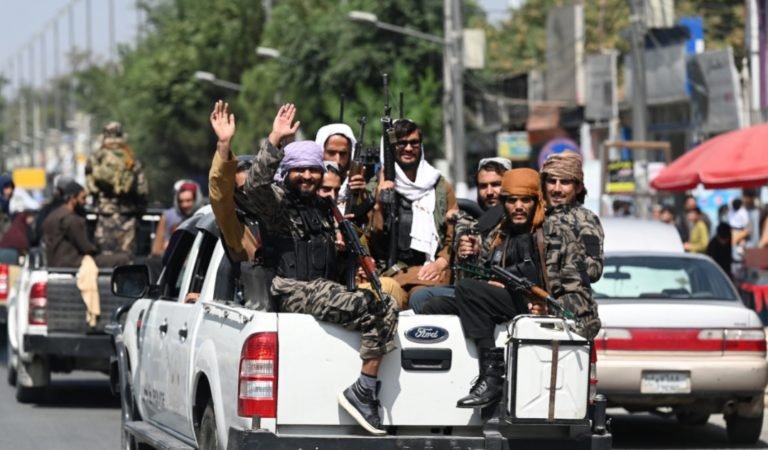 Los talibanes afganos celebran el regreso al poder dos años después en medio de la erosión de los derechos de las mujeres.