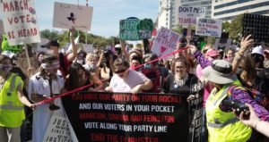 Batalla por el derecho al aborto llega a las calles de la capital de EE.UU