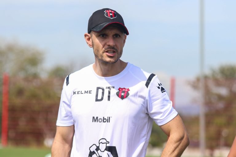 Transcurren los días y Alajuelense no toma una decisión con Rudé