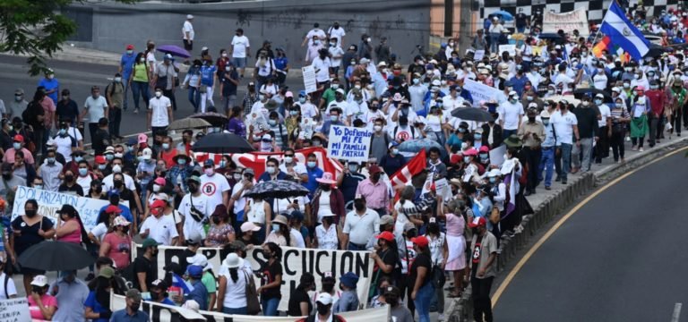 Diáspora salvadoreña ve como “opción favorable” reelección de Bukele, según encuesta