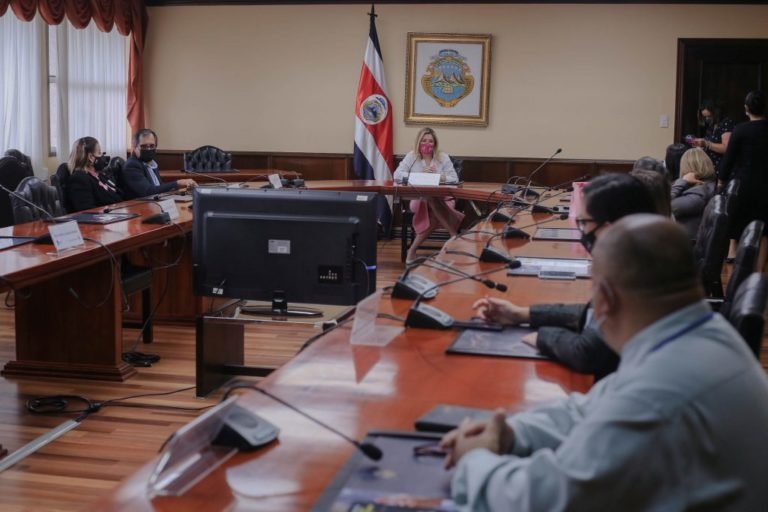 Claudia Dobles recibió a representantes de Federación ONGs de pacientes de Costa Rica