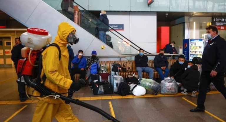 Vuelven las restricciones en Moscú tras aumento de casos y muertes por COVID-19