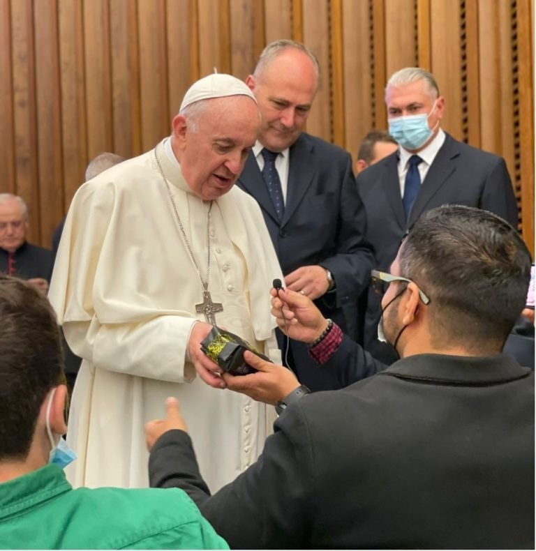 Papa Francisco recibe café de productores de Dota