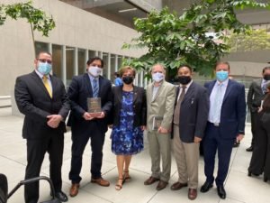 Díaz entrega biblias en la Asamblea Legislativa como parte de la conmemoración del mes de la Biblia