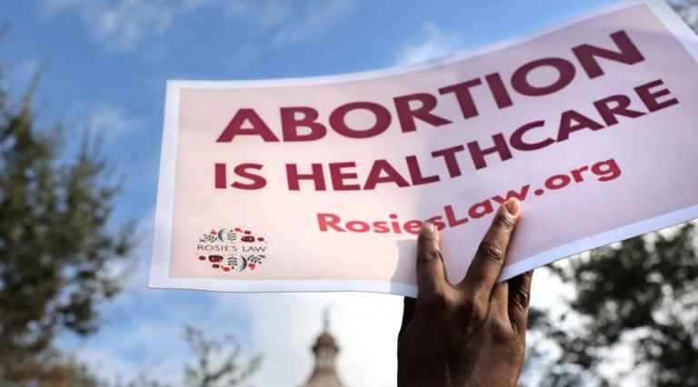 Juez ordena a Texas suspender restrictiva ley sobre el aborto