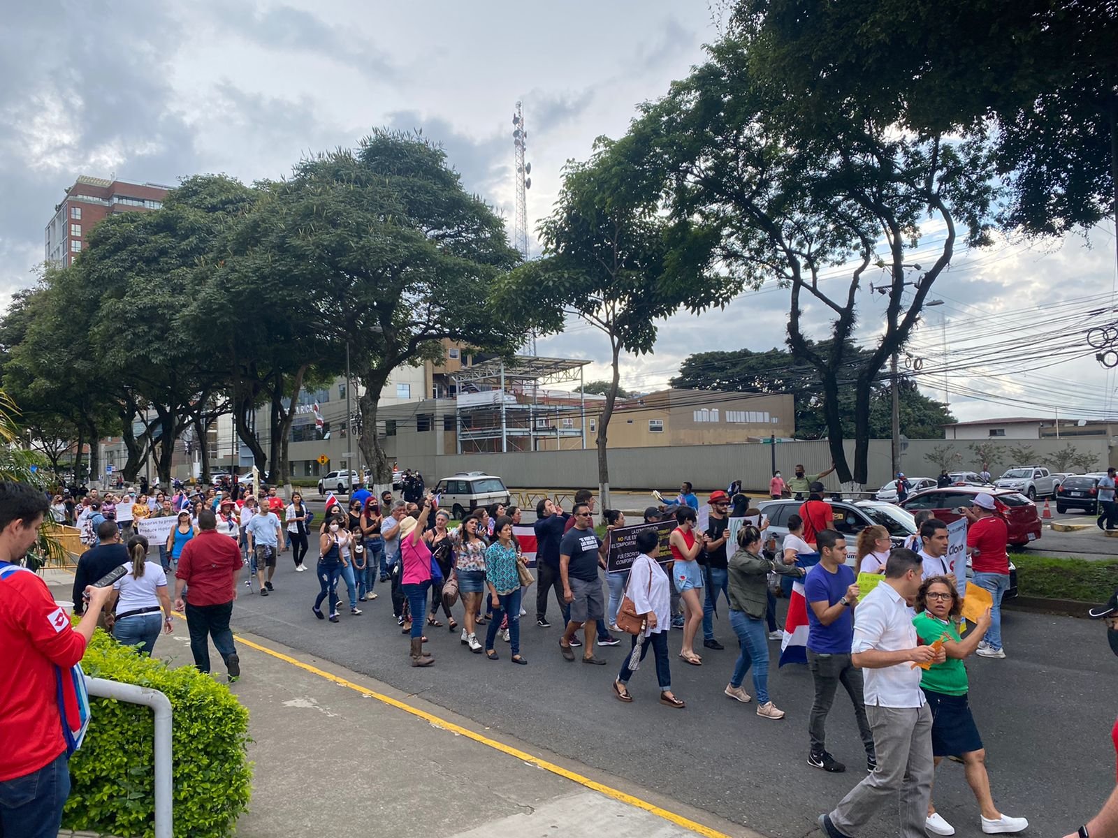 Protesta antivacunas frente al Estadio Nacional antes de partido de la  Selección