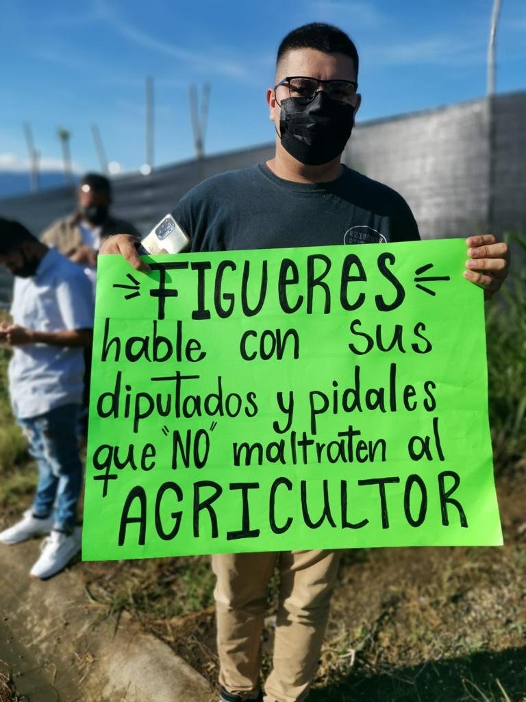 Productores protestan frente a casa de diputado del PLN ante aprobación de proyecto para modificar CNP