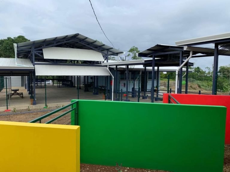 CNE entrega escuelas financiadas por la campaña “Yo nací en este país”