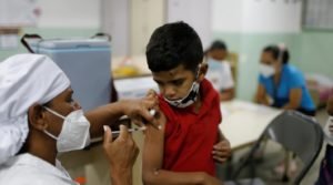 La baja vacunación y ómicron ponen en jaque a América Latina