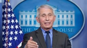 Fauci: Ómicron podría ser menos peligrosa que delta