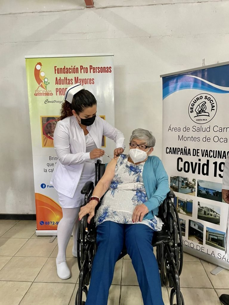 Primera costarricense en vacunarse contra covid-19 ya recibió tercera dosis