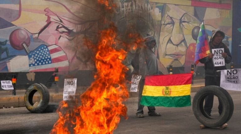 Bolivia cede a protestas por pase de vacunación contra COVID-19