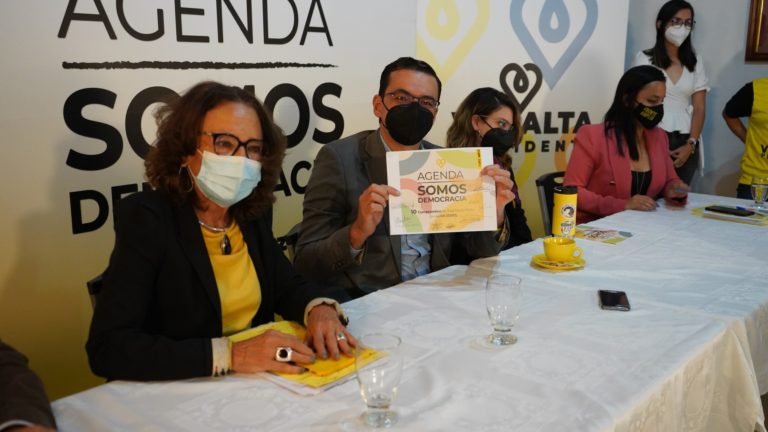 Frente Amplio firma 10 compromisos con las mujeres