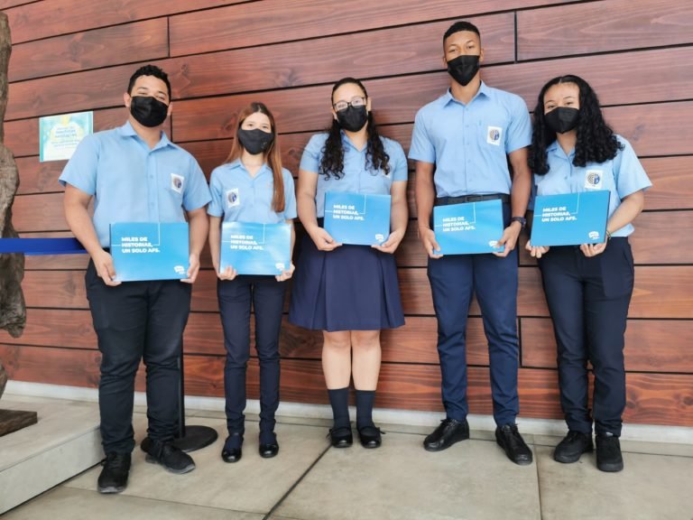 Cinco estudiantes de colegios científicos ganan beca para estudiar en Estados Unidos