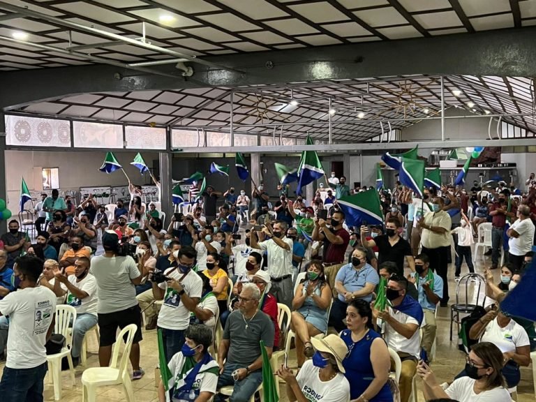 Con caravanas, música y llenazo total reciben a Rodrigo Chaves en Pérez Zeledón