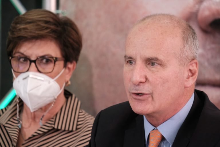 Figueres se compromete a bajar 100 colones al impuesto a los combustibles por 12 meses