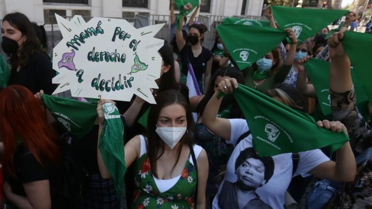 Nueva Constitución de Chile incluye derecho al aborto libre