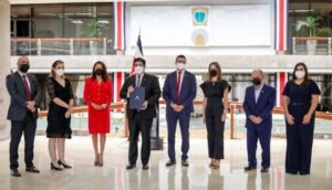 Carlos Alvarado firma Ley del cannabis medicinal y cáñamo industrial