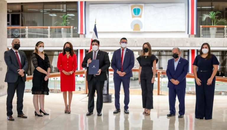 Carlos Alvarado firma Ley del cannabis medicinal y cáñamo industrial