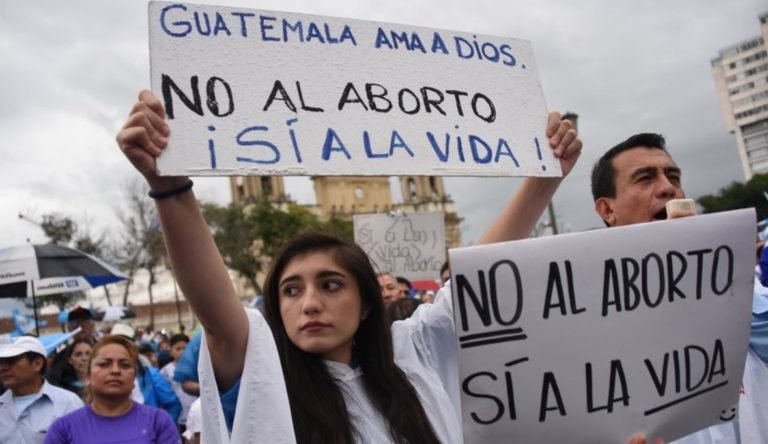 Guatemala aprueba ley que penaliza el aborto y prohíbe el matrimonio igualitario