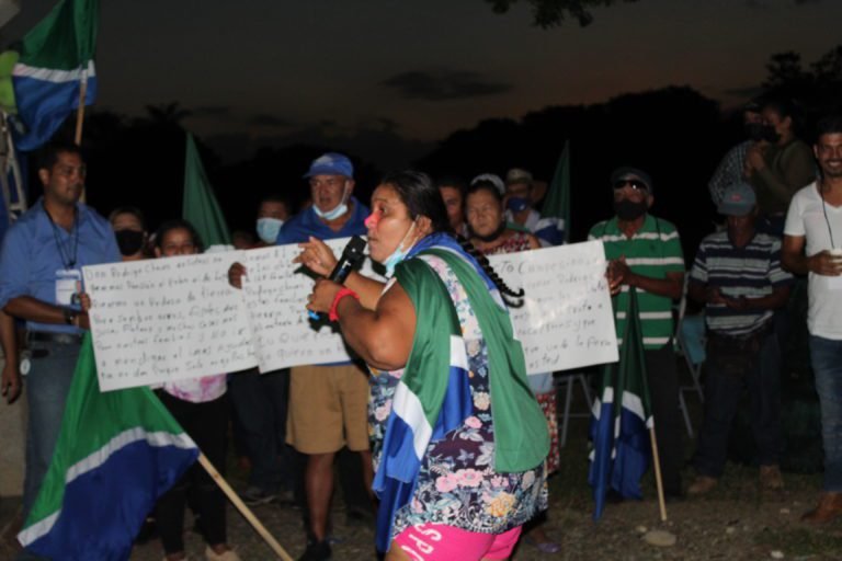 Campesina reta a Chaves: Usted dice que se quiere comer la bronca, aquí está la bronca