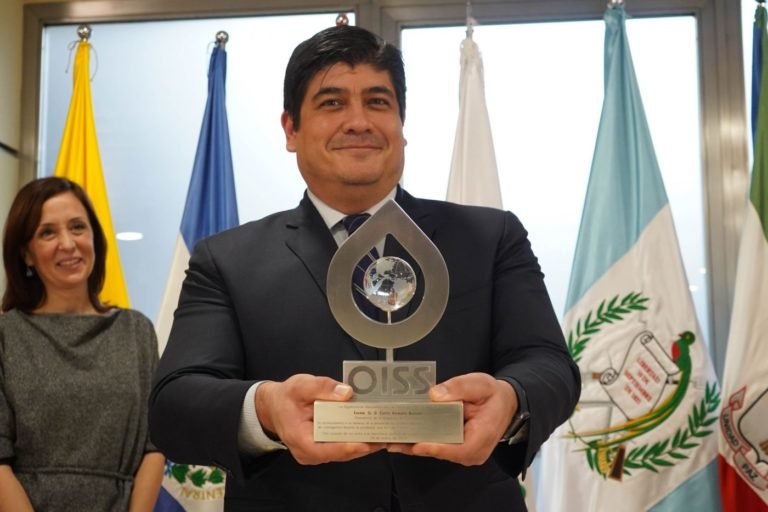 Carlos Alvarado recibe reconocimiento por su trabajo durante la pandemia